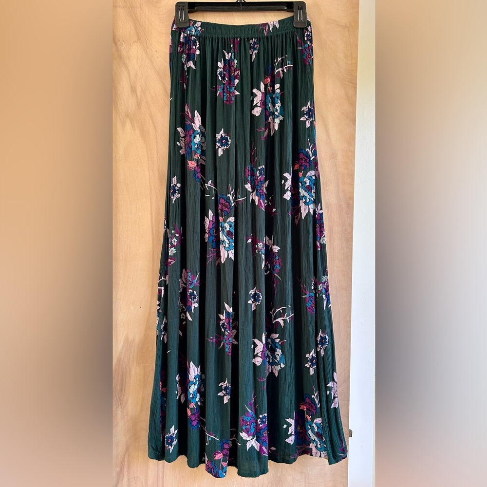NWOT Gorgeous Emerald Green Floral Maxi Skirt - Picture 2 of 4